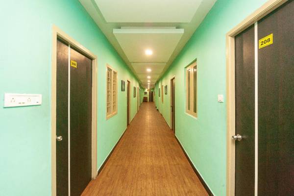 OYO 30579 Royal Palace Marina