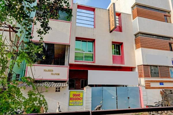 SPOT ON CHN1643 Grand Residency