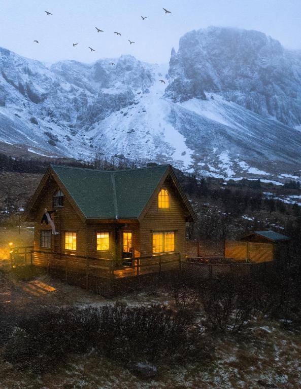 Vindheimar Cottage - Great View - Hot Tub