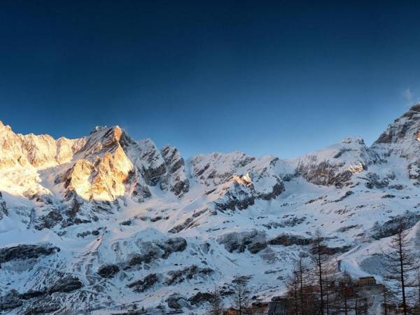 Contemporary Apartment in Breuil-Cervinia near Ski Area
