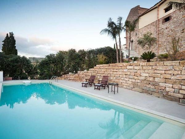 Luxury Holiday Home in Buseto Palizzolo with Swimming Pool