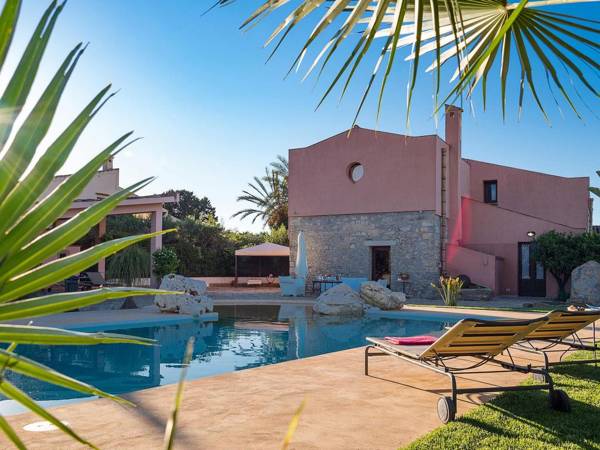 Luxurious villa with private pool near the archaeological and nature sites