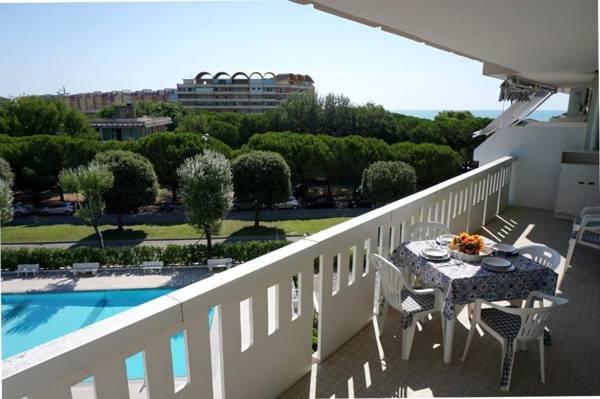 Beautiful Beachfront Apartment-pool-ac