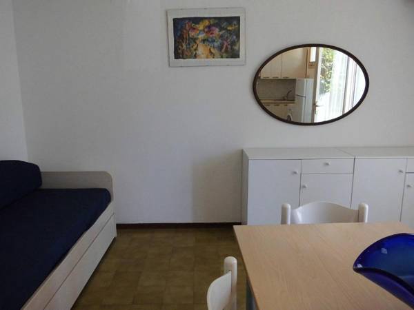 Beautiful Villa For 6 People-pool-tv-ac