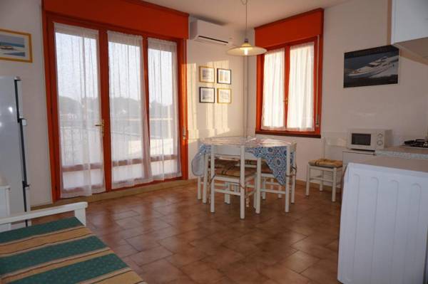 Two-room apartment with swimming pool in front of the beach