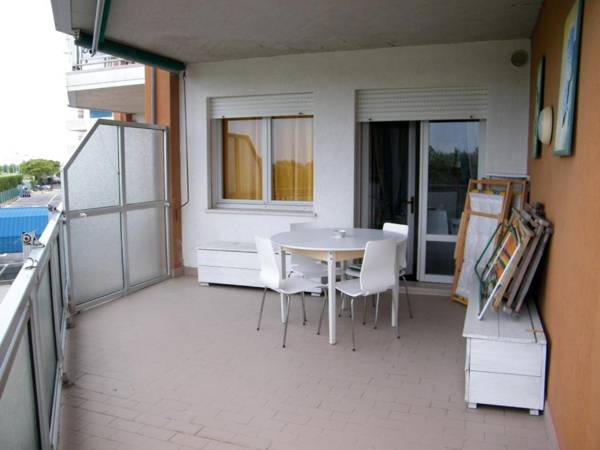 Beautiful one bedroom apartment facing the sea