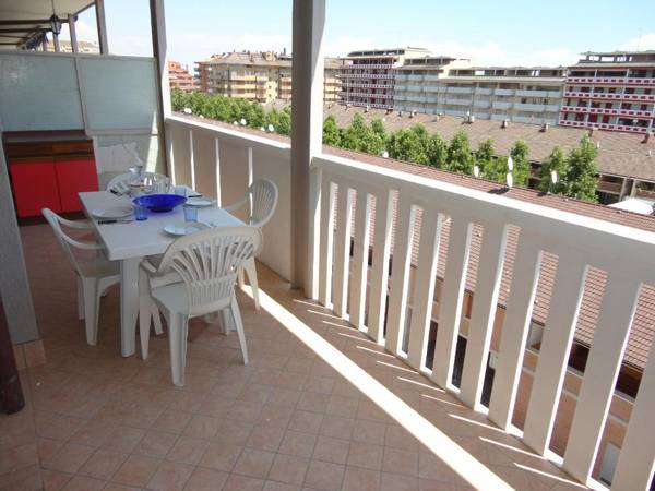 apartment with terrace for 5 people near the beach