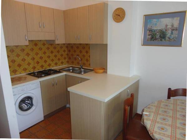 apartment with terrace for 5 people near the beach