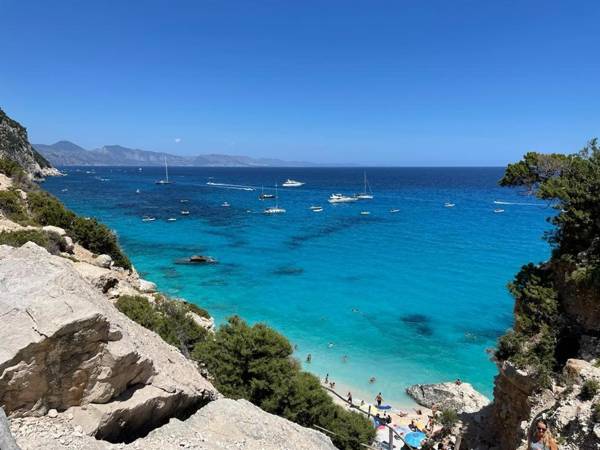 Stylish home with patio 3 min walk to the beach