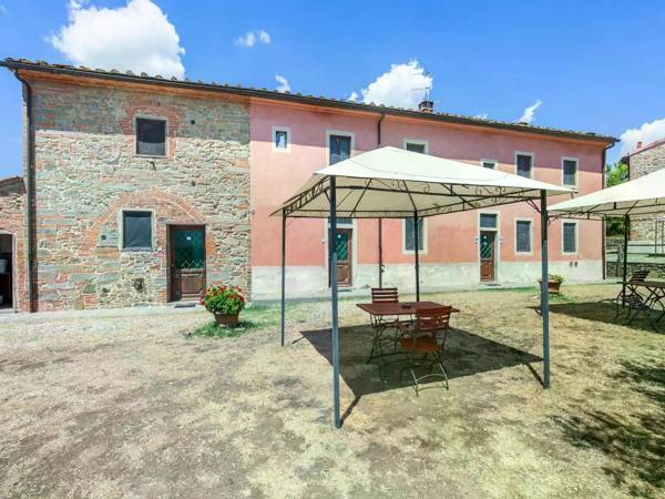 Cozy Holiday Home in Capraia e Limite with Swimming Pool