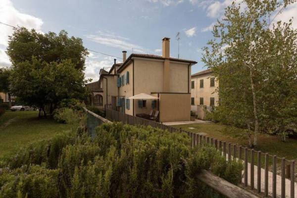 Modern accommodation just renovated private garden free wifi near Treviso