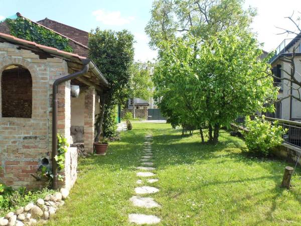 Modern accommodation just renovated private garden free wifi near Treviso
