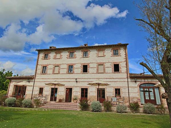 Cottage in Urbania with Swimming Pool Terrace and Garden