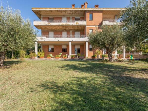 Nice apartment with swimming pool gym and play room by the Lake