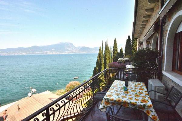 Leonardo Walsh Apartment With Lake View