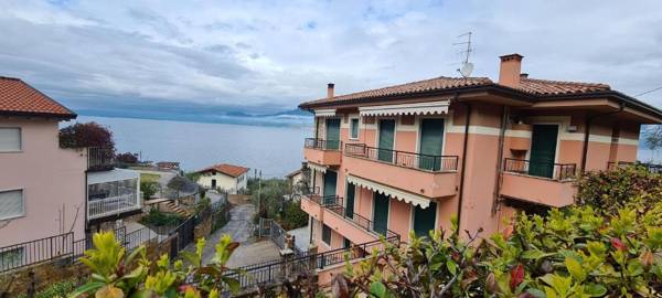 Luminoso appartamento vista lago