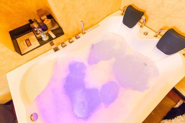 Borgo San Paolo Stylish Apt with Jacuzzi