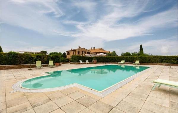 Amazing home in Tolentino with Outdoor swimming pool WiFi and 11 Bedrooms