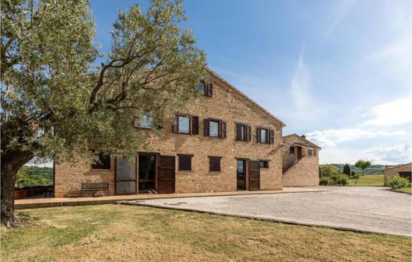 Amazing home in Tolentino with Outdoor swimming pool WiFi and 11 Bedrooms