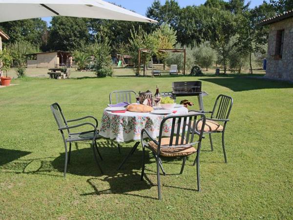 Robust old farmhouse for 4 persons amidst the Umbrian hills