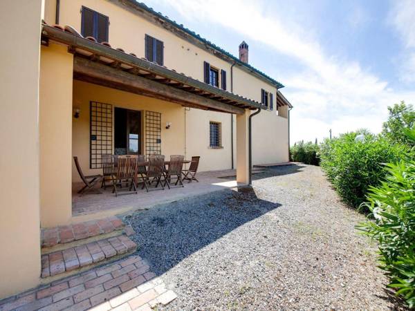 Lavish Farmhouse in Capannoli with Fireplace