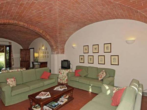 Lavish Farmhouse in Capannoli with Fireplace