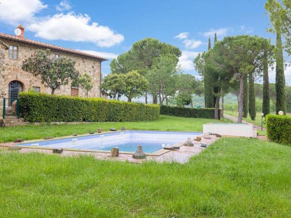 Cottage in Tavarnelle val di Pesa with Pool and Garden