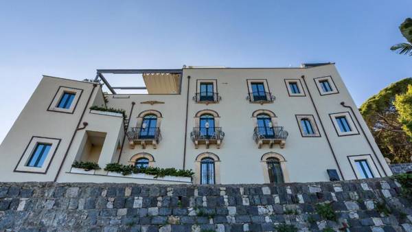Villa Urbis Taormina luxury villa in the heart of Taormina with swimming pool & lift