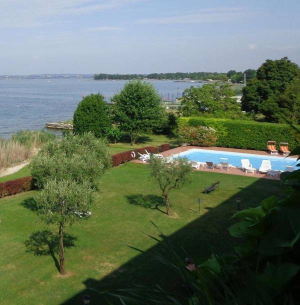 Appartamento ORCHIDEA a Sirmione sul Lago di Garda con piscina giardino e spiaggia con molo