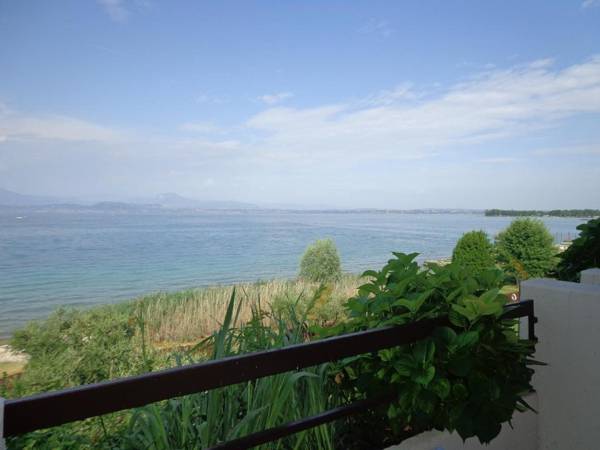 Appartamento ORCHIDEA a Sirmione sul Lago di Garda con piscina giardino e spiaggia con molo