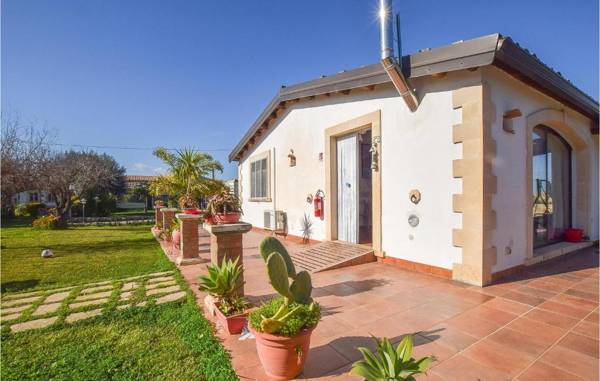 Amazing home in Siracusa with Outdoor swimming pool WiFi and 2 Bedrooms