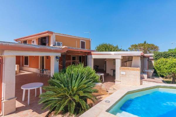 Villa piscina a due passi dal mare