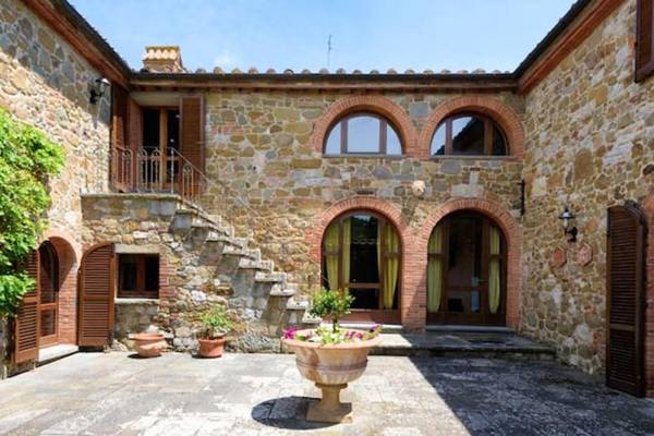 9 bedrooms villa with private pool jacuzzi and enclosed garden at Sinalunga