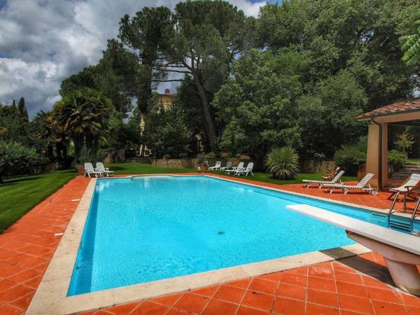 Estate with pool and tennis court in the Tuscan hills