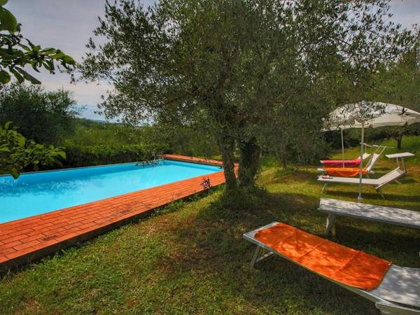 Cozy Farmhouse in Le Tolfe with Swimming Pool near Florence