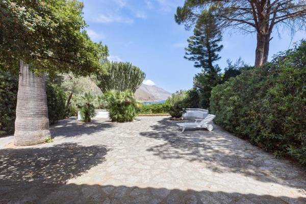 Scopello Flat with Panoramic Courtyard and Parking
