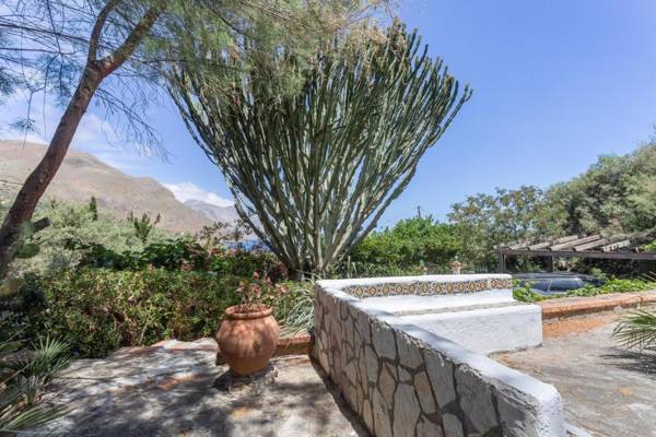 Scopello Flat with Panoramic Courtyard and Parking