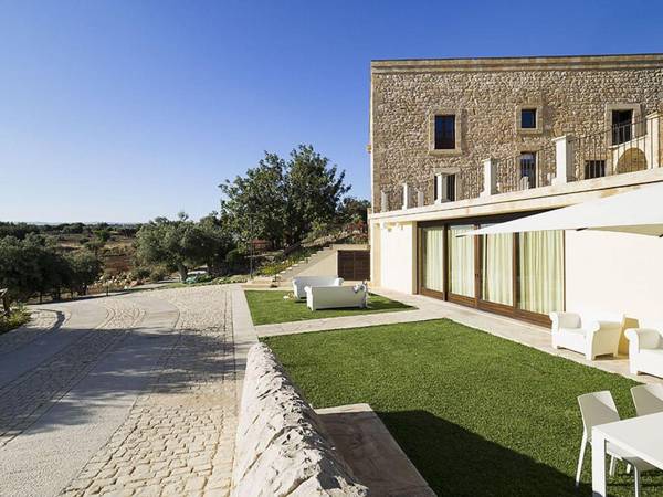 Plush Villa with Sauna Jacuzzi & Pool in Scicli