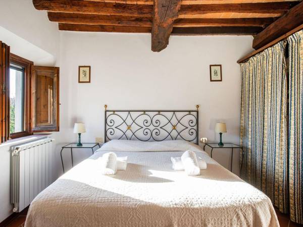 Alluring Villa in Tuscany Hills with Barbecue