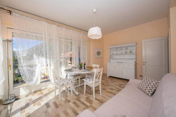 Rossella pet friendly and front the lake