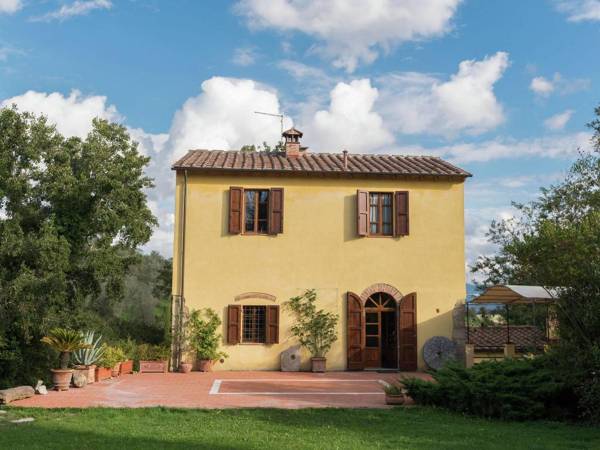 Restful Holiday Home with Garden Barbecue Fireplace