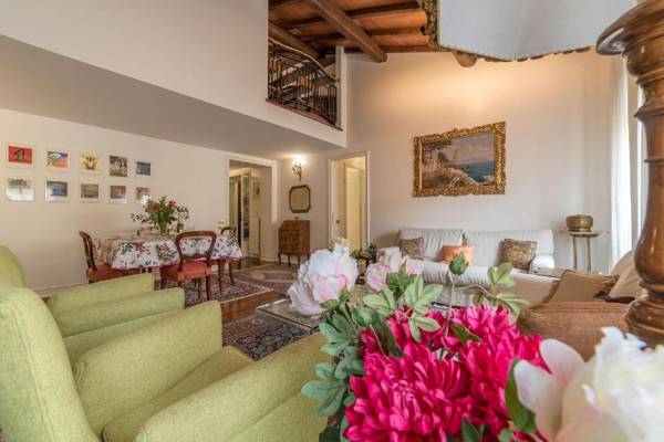 Quiet and classic on two floors by Trevi Fountain