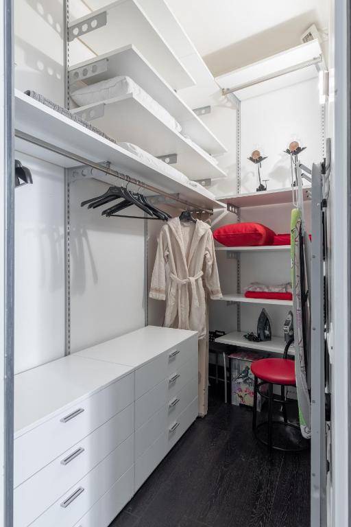 iFlat A Sparkle of Red in Trastevere