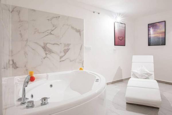 Unforgettable Split Level Jacuzzi Suite Navona