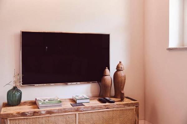 AQVAE Unconventional Country House