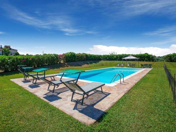 Peaceful Holiday Home in Ponsacco with Swimming Pool