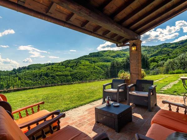 Villa with panoramic view and private garden in the countryside of Pistoia