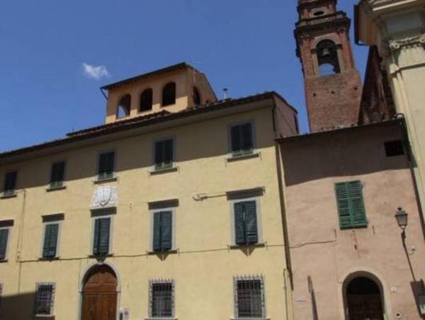 It 's located in the historic center of Pisa on the ground floor of a 17th century building