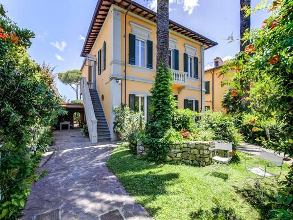 Spacious Holiday Home in Pisa with Private Garden Terrace