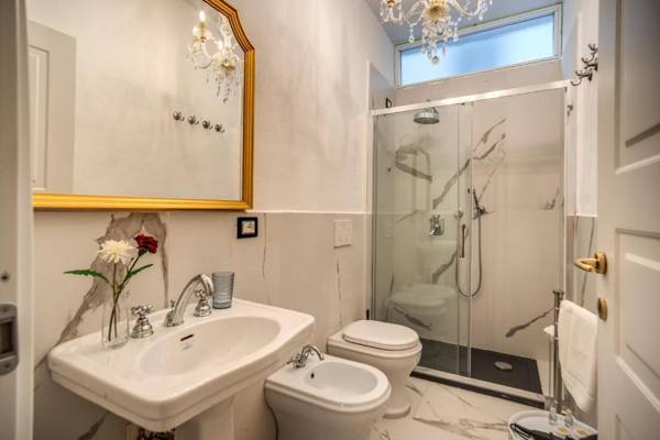 AwesHome - White Mirrors Apartment